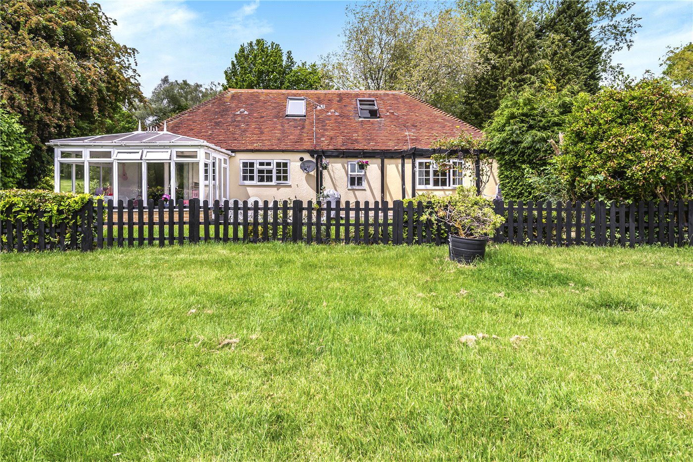 Farnham Road, Holt Pound, Farnham, GU10